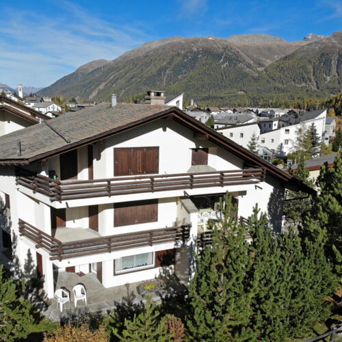 Spacious 4.5-room attic apartment with huge balcony in Celerina