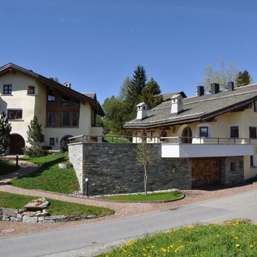 Attractive rooftop maisonette apartment with 5.5 rooms with garden seating area in Maloja