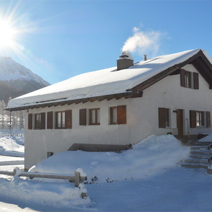 Detached house with potential in a sunny location in S-chanf
