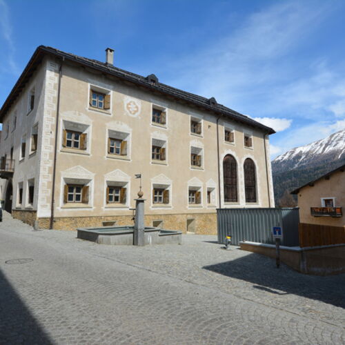Grosses Engadinerhaus im alten Dorfkern von Zuoz