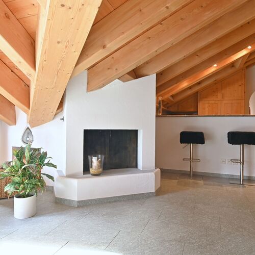 Idyllische 3-Zimmer-Dachwohnung mit Cheminée und zwei Balkonen