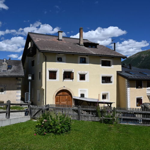Historic Engadine house with buildable garden plot in the heart von Zuoz