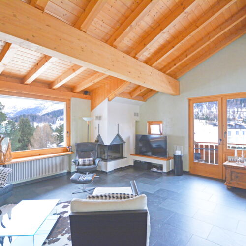 Geräumige und moderne 5-Zimmer-Maisonette-Dachwohnung am Waldrand von St. Moritz-Bad