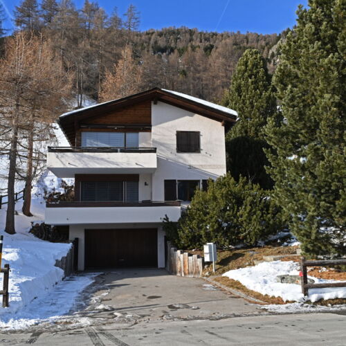 Aussichtsreiche Dachwohnung am oberen Dorfrand von Samedan