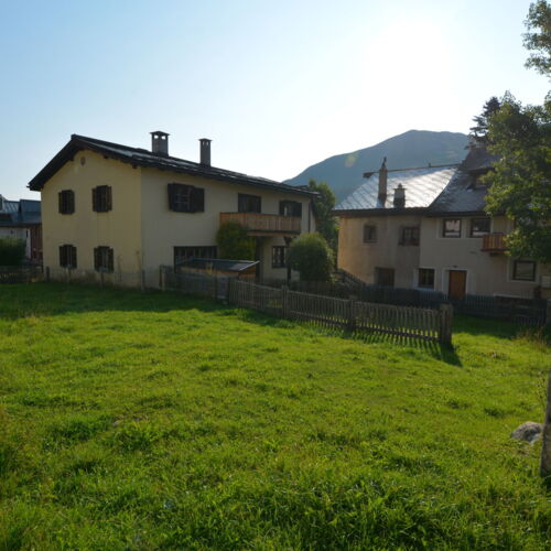 Casa residenziale con grande potenziale e riserva di terreno edificabile in posizione centrale a Zuoz