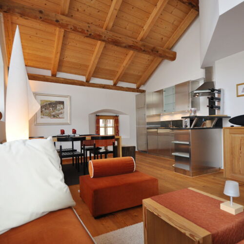 Lovely attic flat with 3.5 rooms in historic Engadine house in Samedan